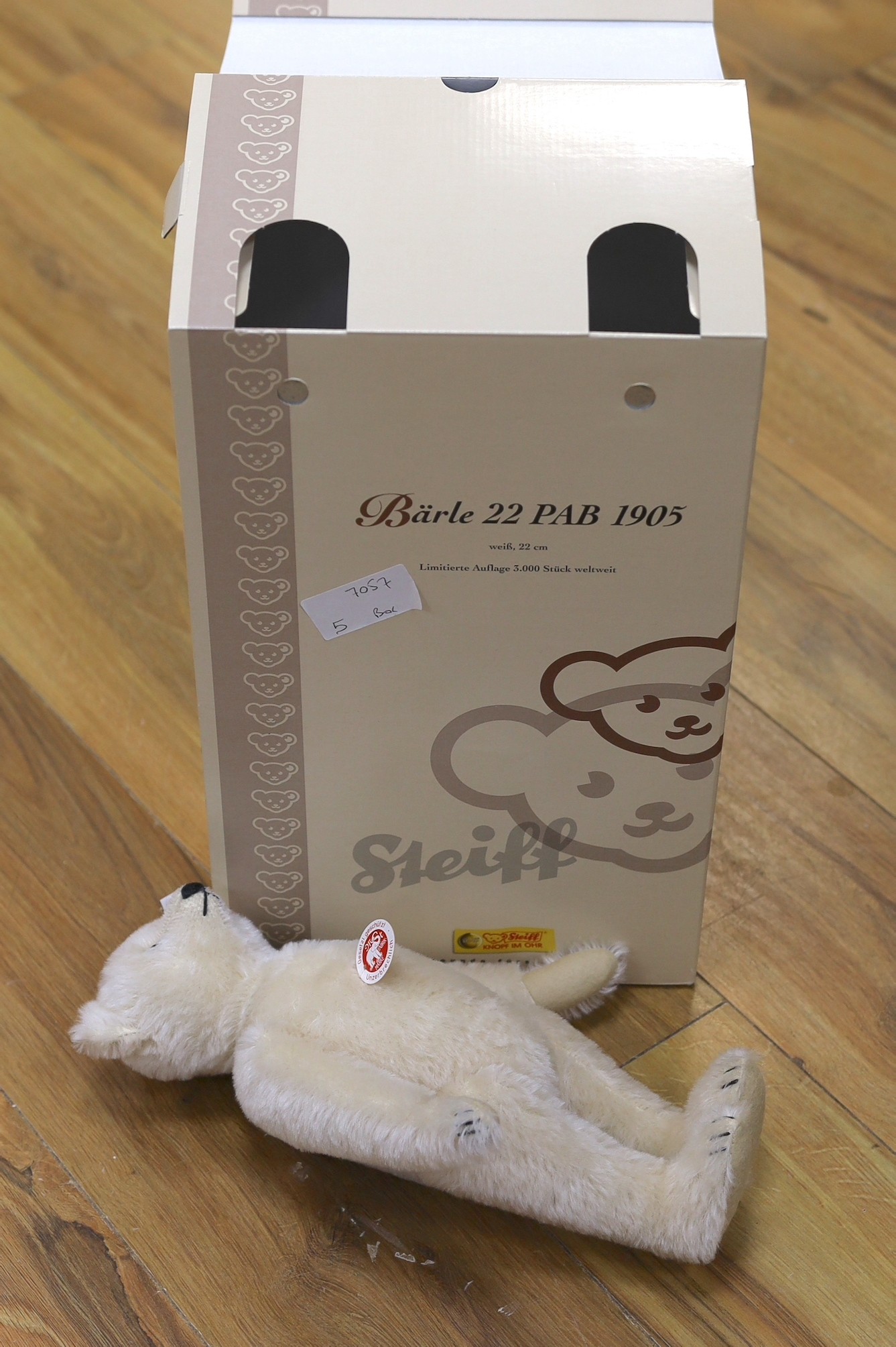 A Steiff 22 PAB 1905, white bear, 22cm, box and certificate